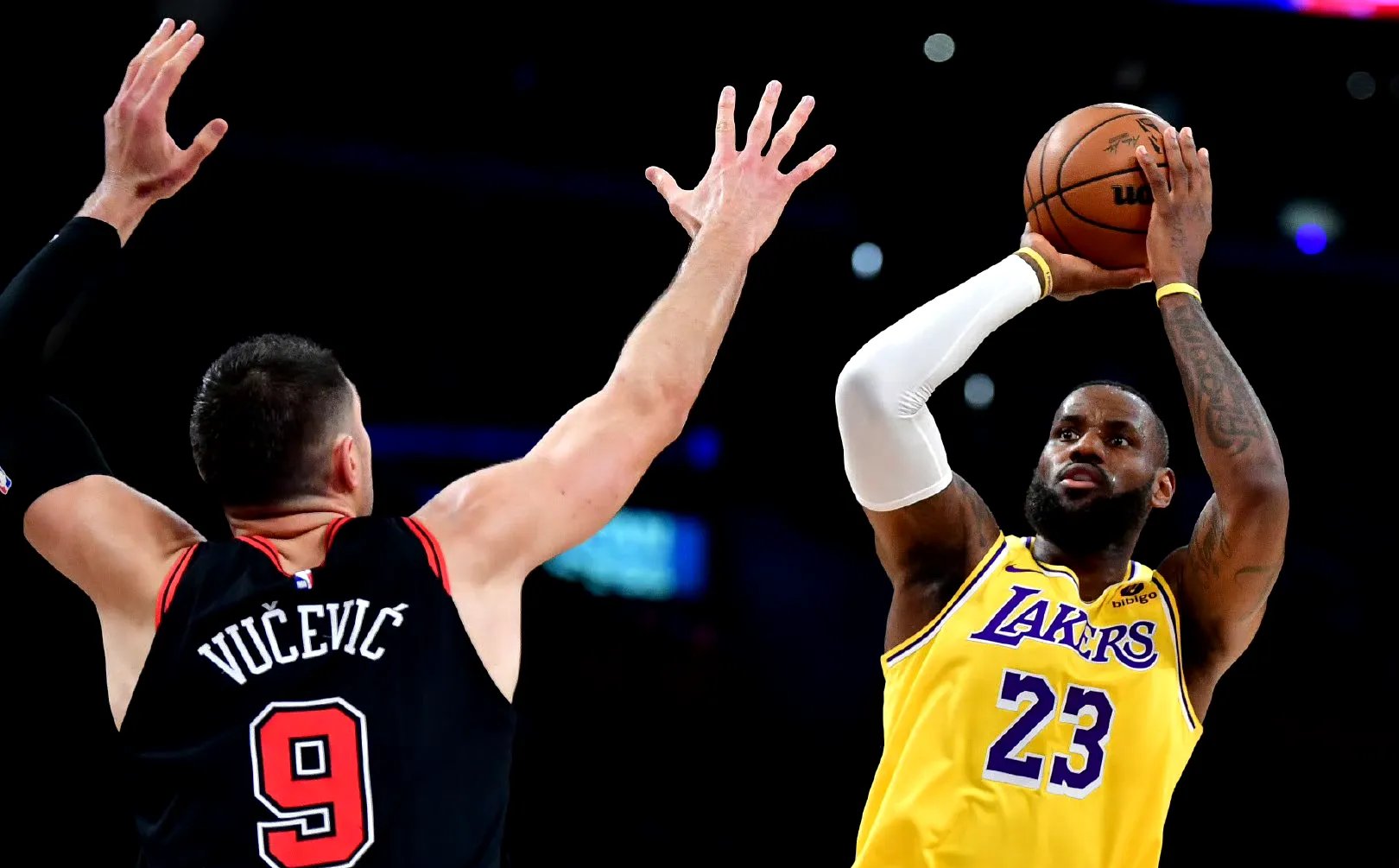 关于出色防守引发热议!,詹姆斯在公牛比赛中败北比赛高潮迭起的信息 关于出色防守引发热议!,詹姆斯在公牛比赛中败北比赛高潮迭起的信息