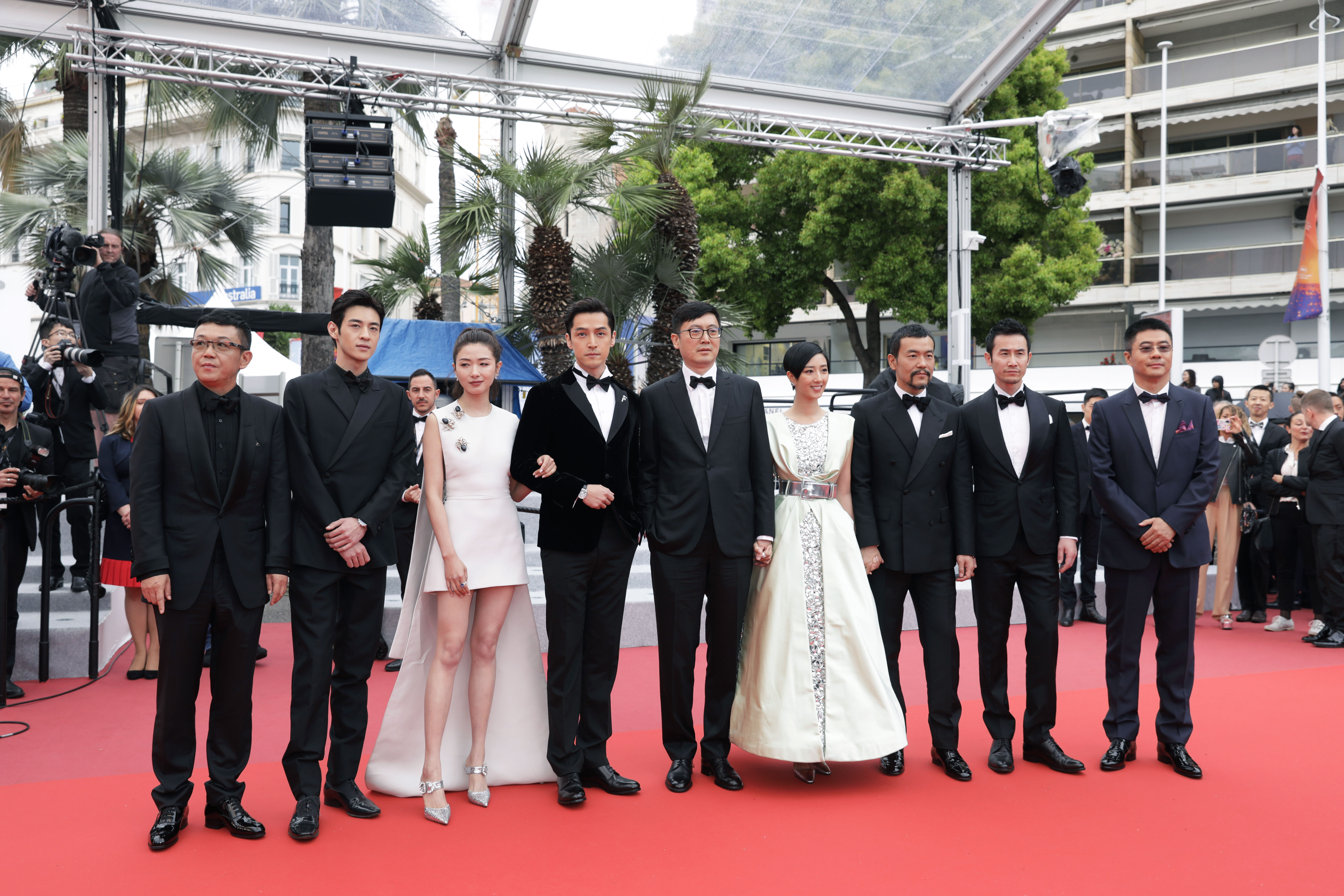 Faker在德国队比赛中出色防守，重要助攻引发热议！观众掌声雷动的简单介绍